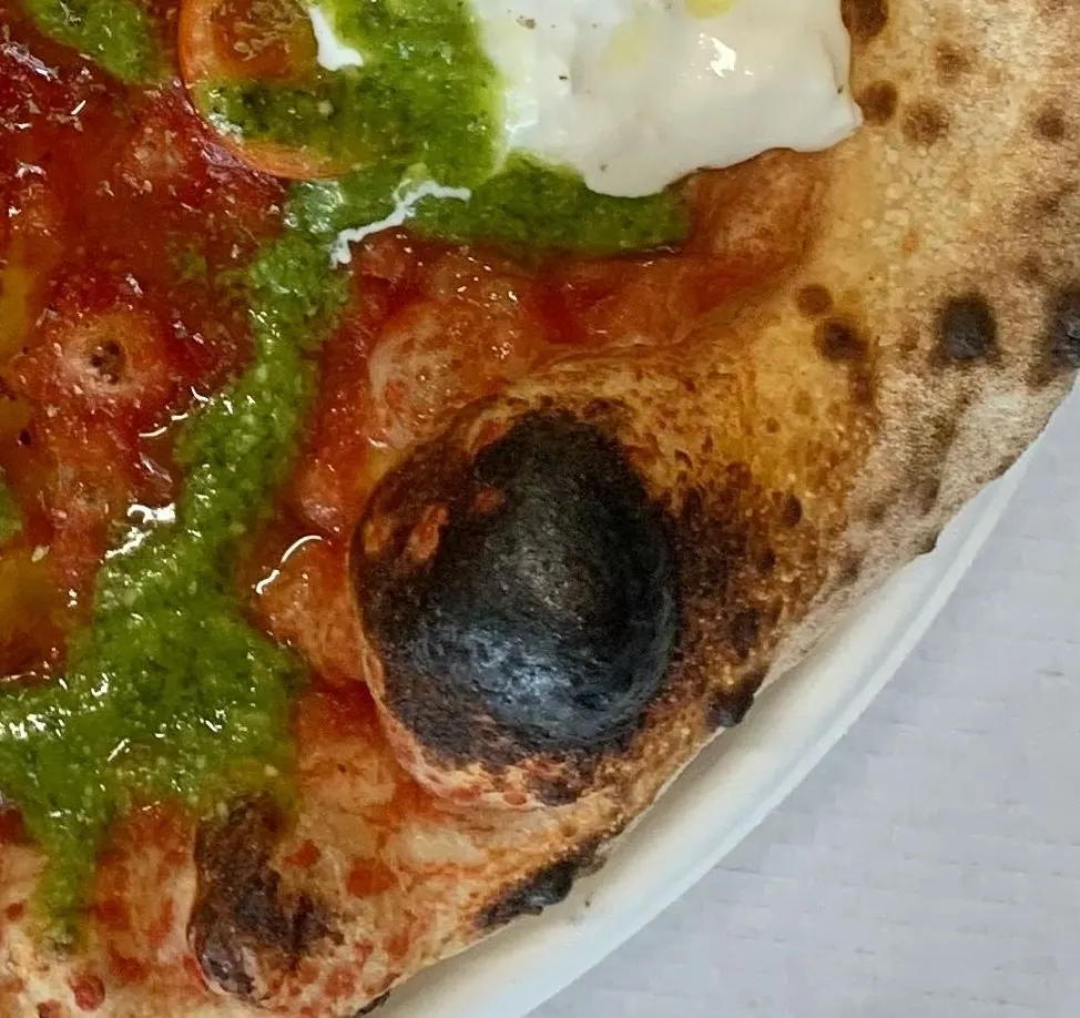 Dettaglio del cornicione della pizza