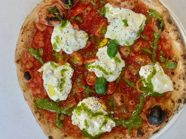 Mysticpizza Ligure vista dall’alto: pomodorini, stracciatella, pesto genovese e basilico
