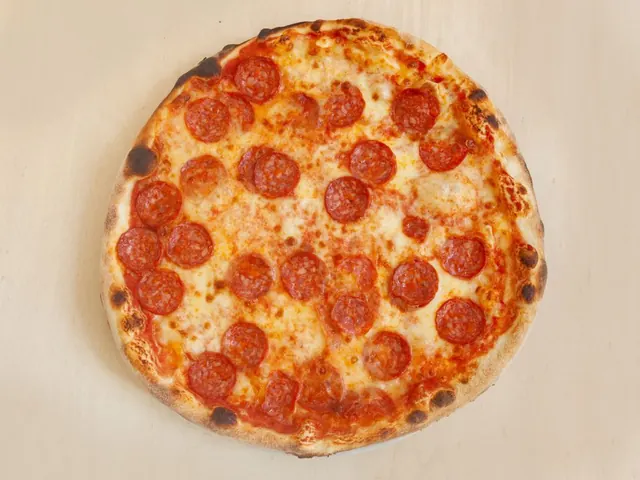 Mysticpizza Salamino intera vista dall’alto, con salame piccante e mozzarella filante