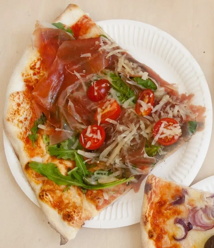 Trancio con prosciutto crudo, rucola, pomodorini e scaglie di formaggio
