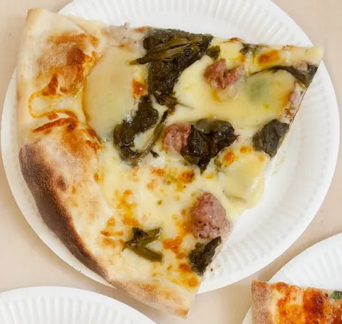 Trancio di pizza bianca con friarielli, salsiccia e scamorza