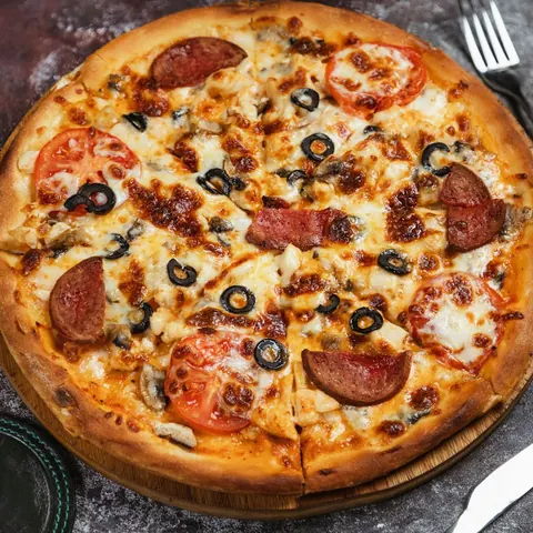 Pizza farcita con salame, olive, pomodoro e funghi (foto indicativa)