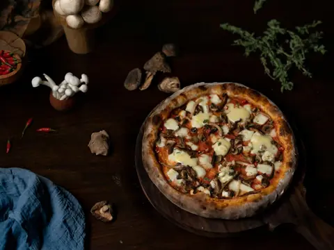 Pizza Salsiccia e funghi (foto indicativa)